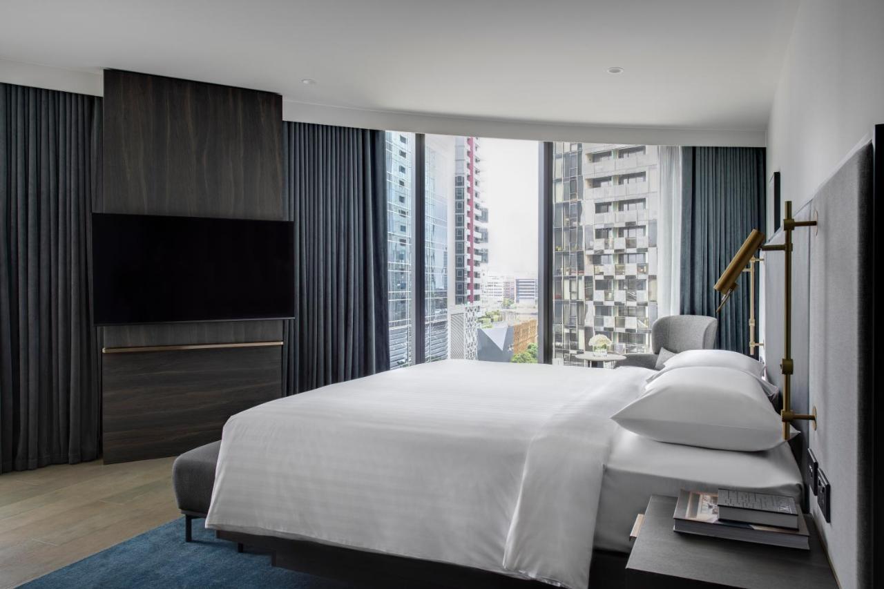 Melbourne Marriott Hotel Docklands Exteriér fotografie A bedroom at the hotel