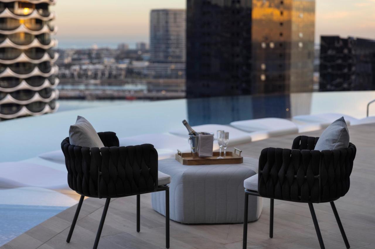 Melbourne Marriott Hotel Docklands Exteriér fotografie The rooftop bar at the Ritz-Carlton, Melbourne