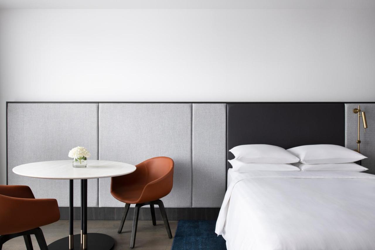 Melbourne Marriott Hotel Docklands Exteriér fotografie A room at the Hotel Americano