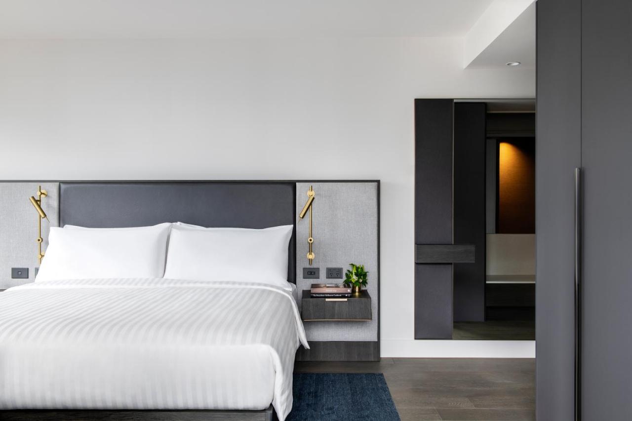 Melbourne Marriott Hotel Docklands Exteriér fotografie A bedroom at the hotel