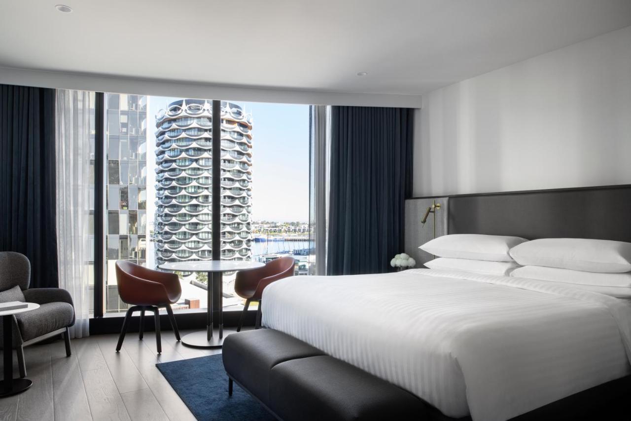 Melbourne Marriott Hotel Docklands Exteriér fotografie A guest room at the hotel