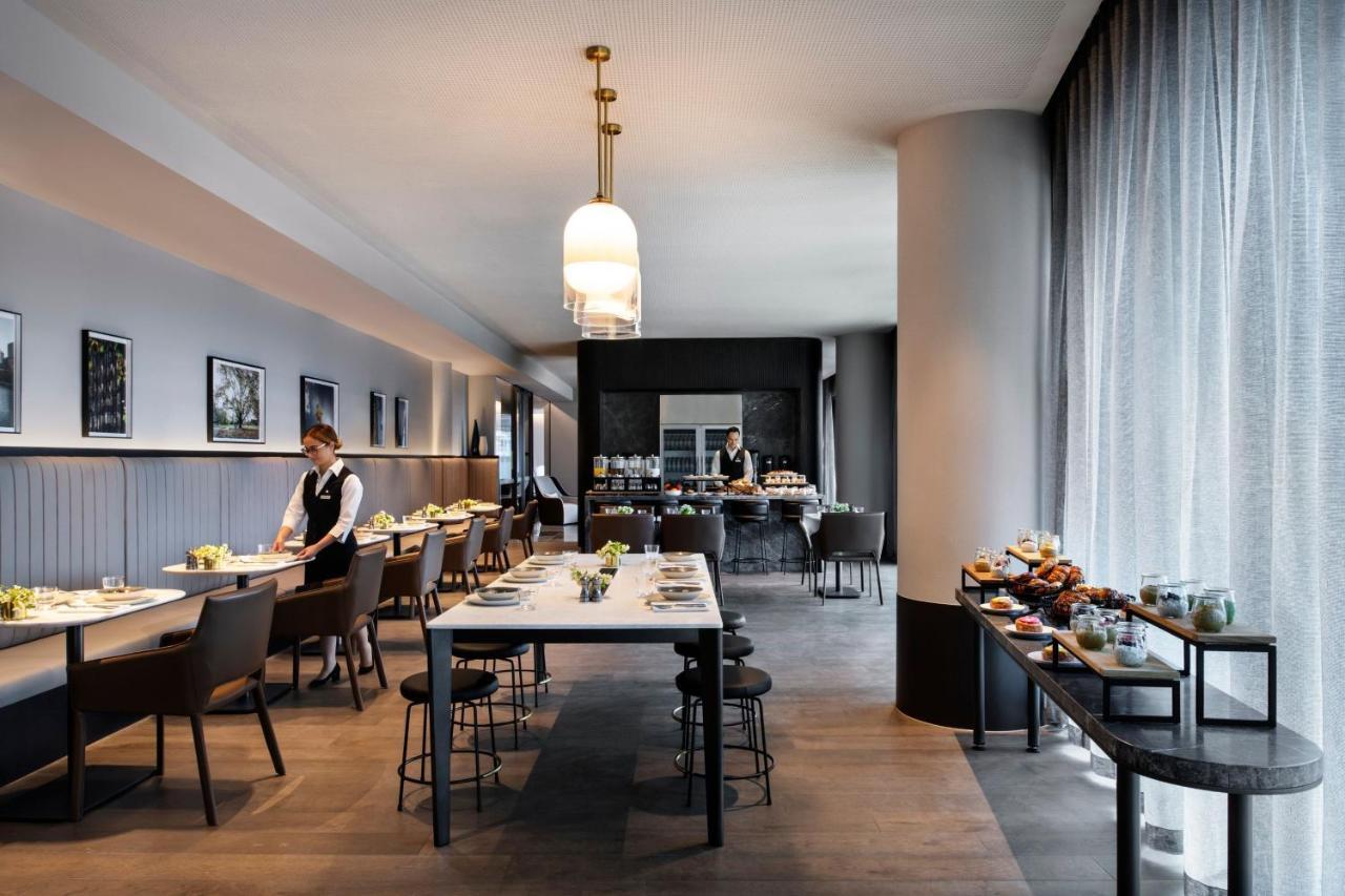 Melbourne Marriott Hotel Docklands Exteriér fotografie The lounge at London Heathrow Airport