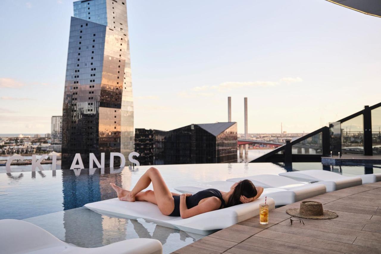 Melbourne Marriott Hotel Docklands Exteriér fotografie The rooftop pool at the Standard East Village