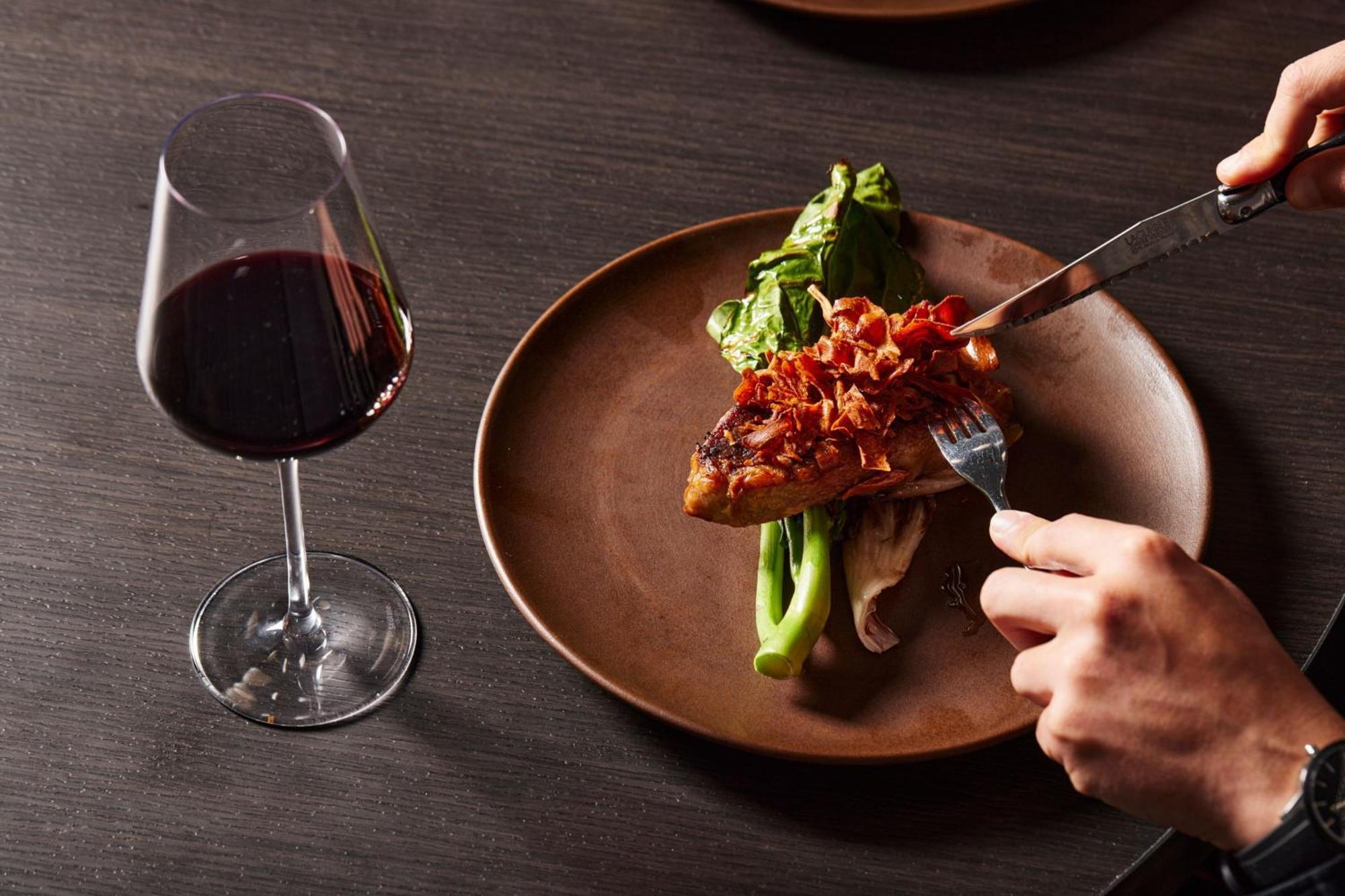 Melbourne Marriott Hotel Docklands Exteriér fotografie A wine glass