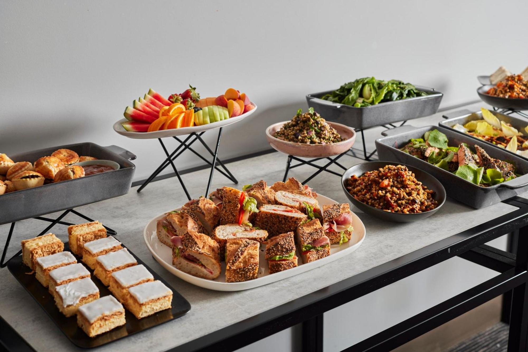 Melbourne Marriott Hotel Docklands Exteriér fotografie A buffet