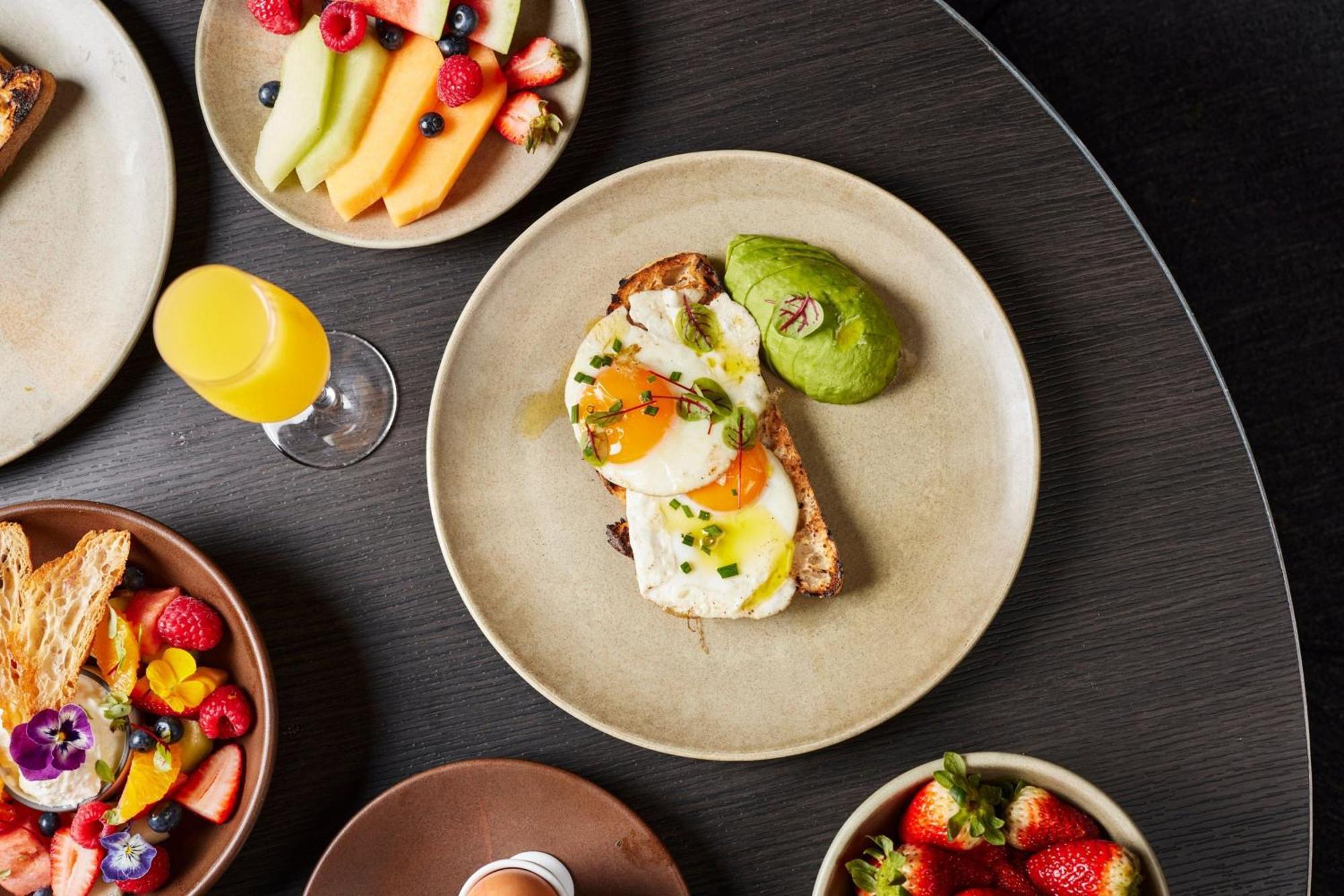 Melbourne Marriott Hotel Docklands Exteriér fotografie Avocado and egg on toast