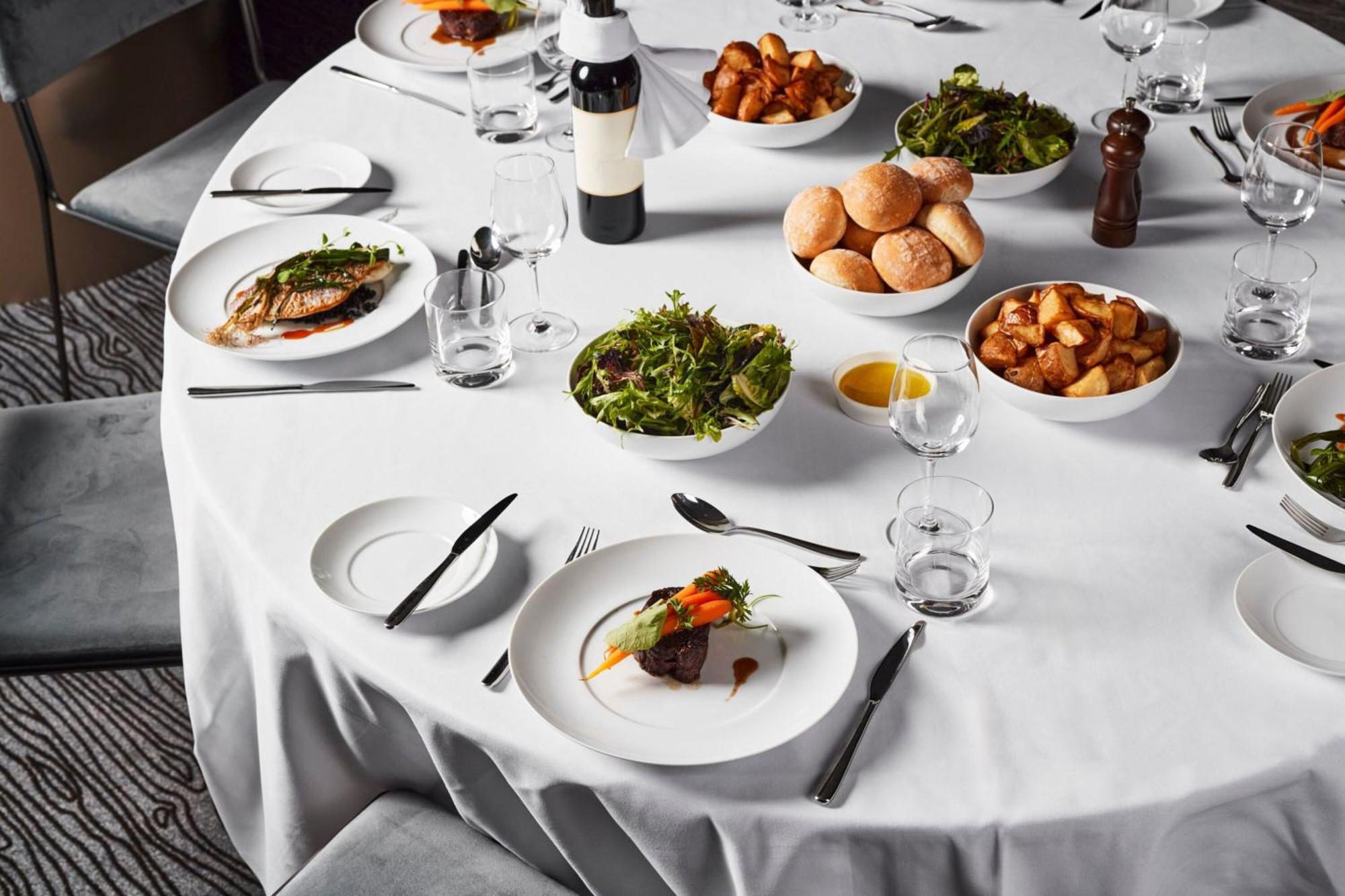 Melbourne Marriott Hotel Docklands Exteriér fotografie A table set for a formal dinner