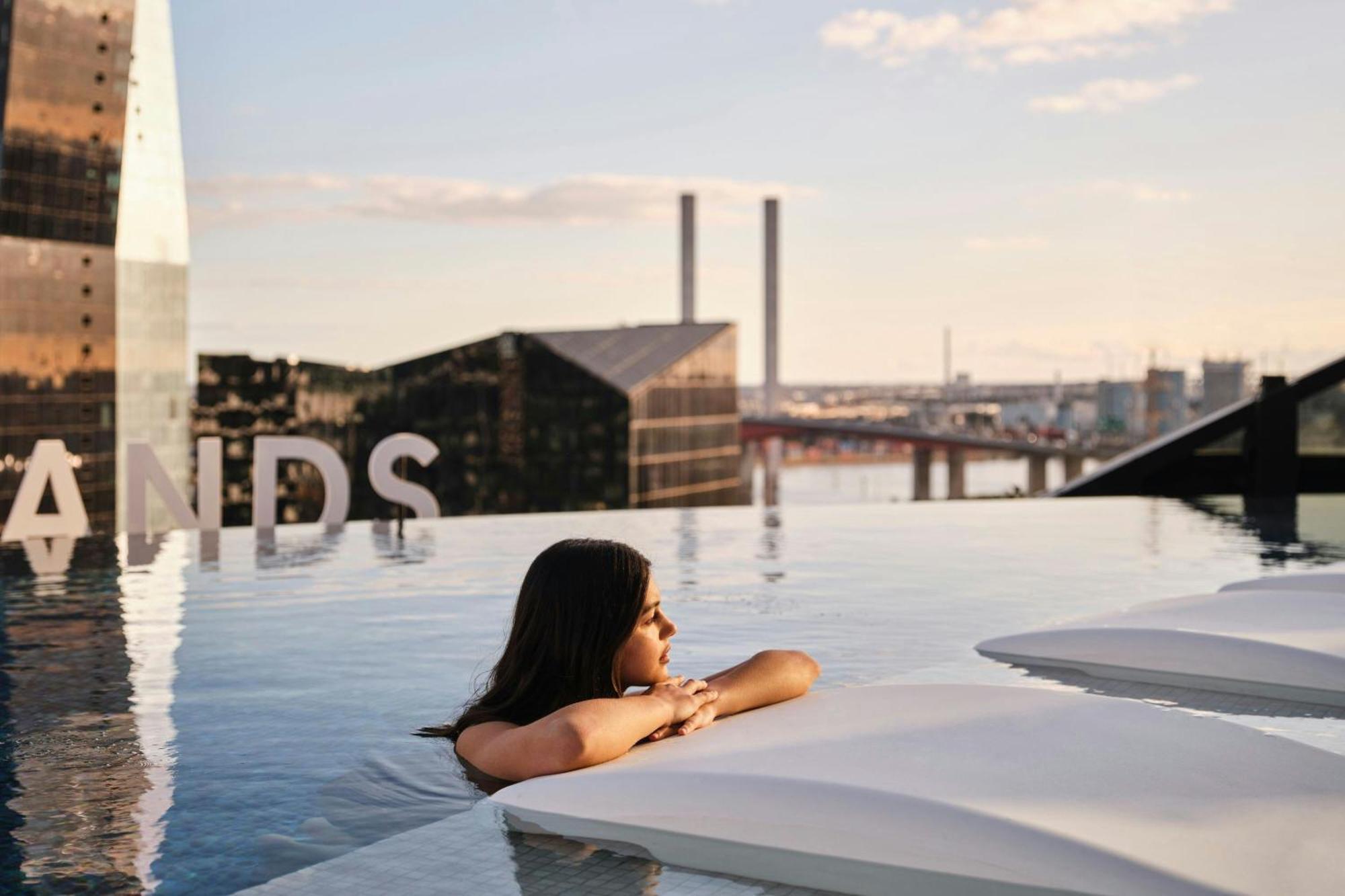 Melbourne Marriott Hotel Docklands Exteriér fotografie Skyline pool
