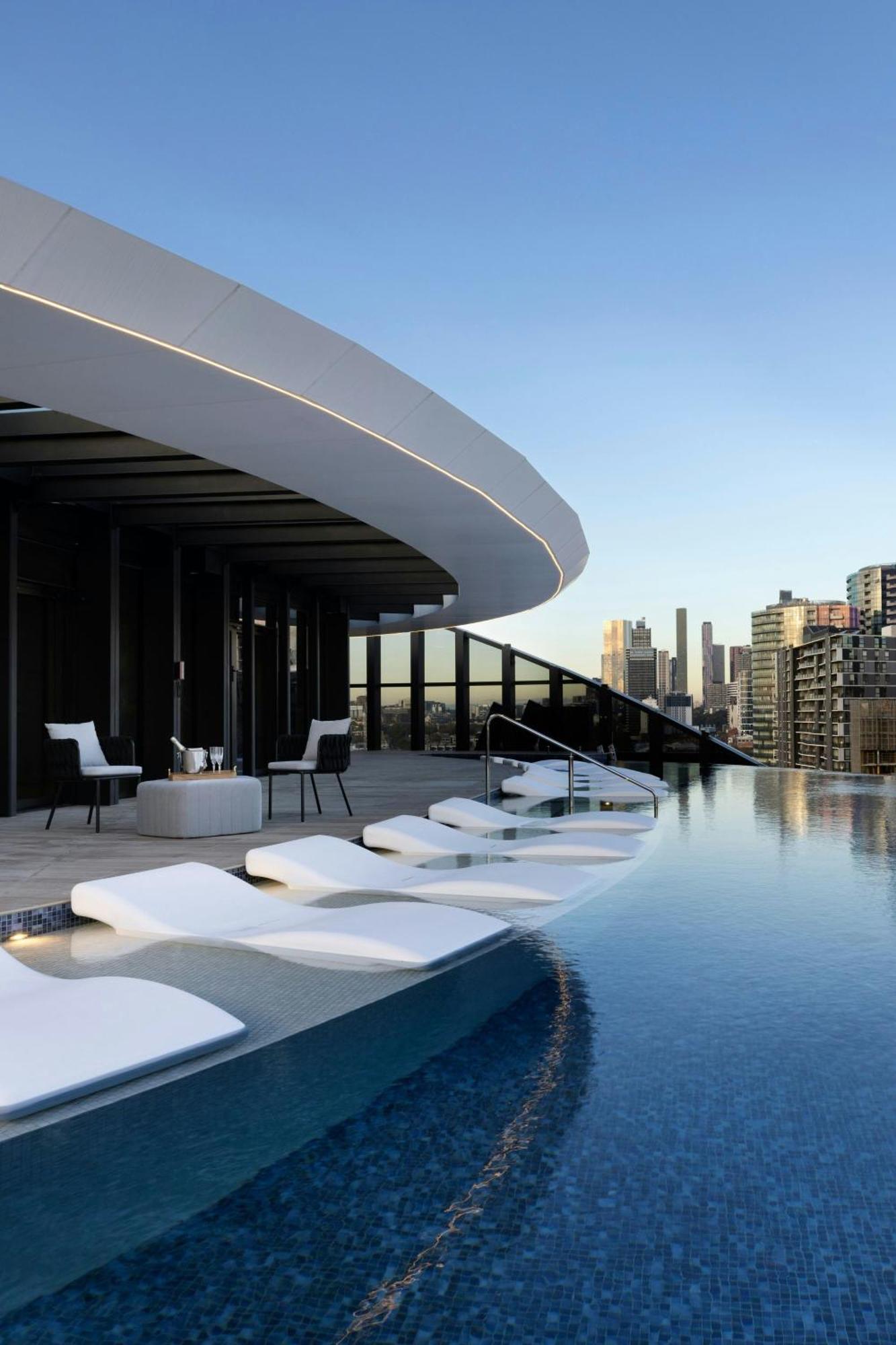 Melbourne Marriott Hotel Docklands Exteriér fotografie The rooftop pool at The Standard East Village
